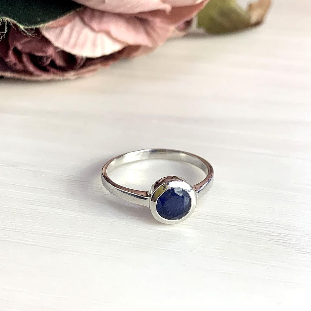 Серебряное кольцо с натуральным сапфиром 1.088ct, вес изделия 2,01 гр (1197172)