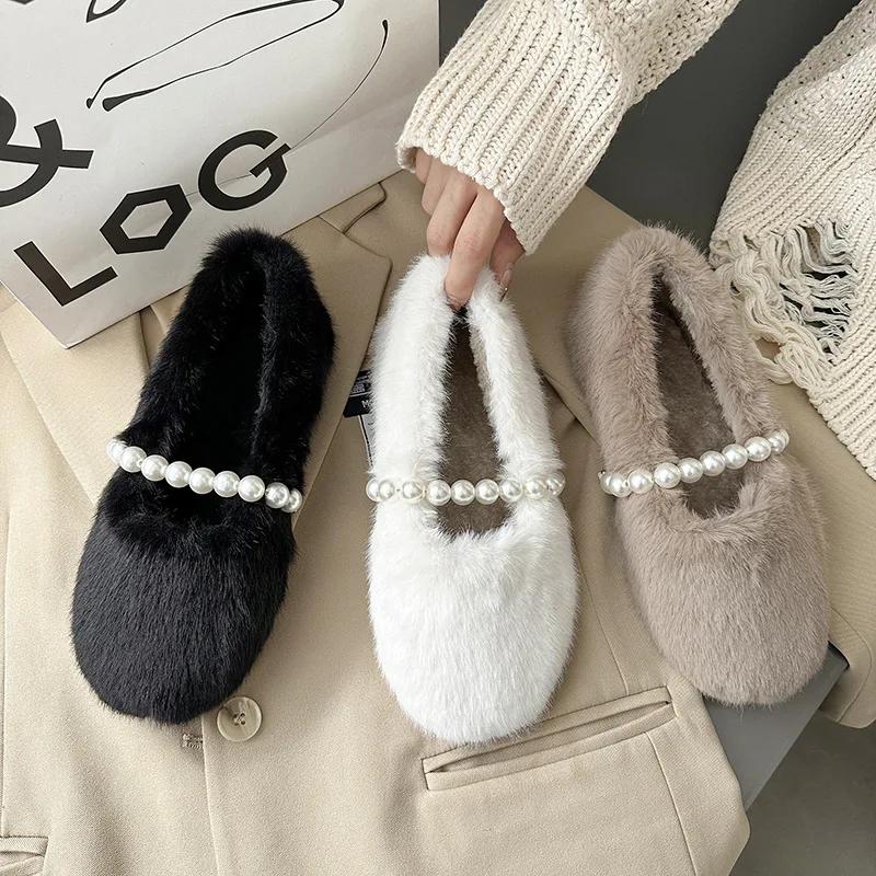 Nowe wykwintne damskie buty na wiosnę i jesień z perłami, miękką podeszwą i futerkiem, modny trend, codzienne płaskie buty