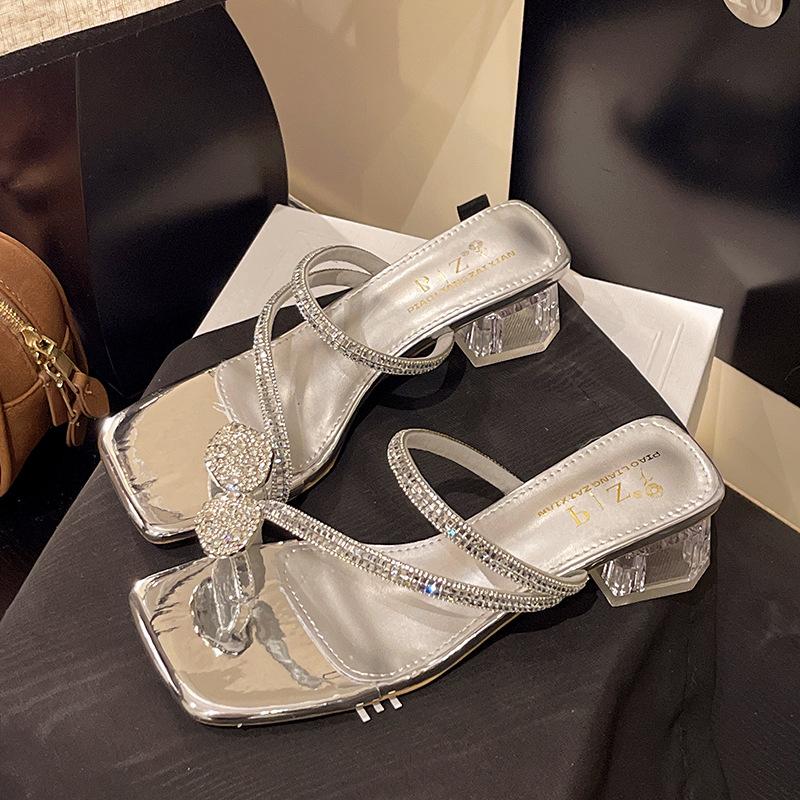

8675-1 Стразы квадратный носок крутые тапочки 2025 новый летний фея кристалл толстый каблук сандалии с перемычкой 39 серебряный