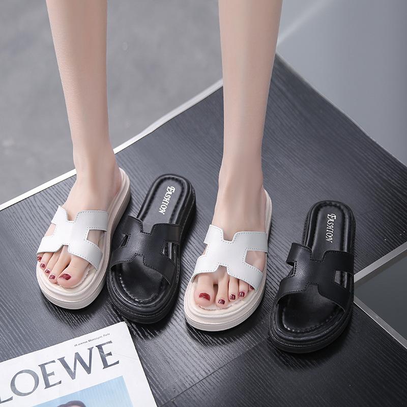 Europäische und amerikanische Hausschuhe Damen dicke Sohle Außenbereich 2025 Sommer Neu Koreanische Version Internet-Berühmtheit Füße dick locker lässig Strand Sandalen