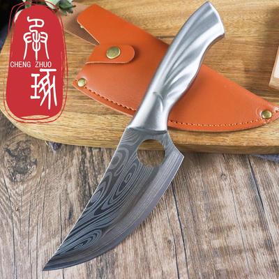 Coltello da disosso affilato in acciaio inossidabile Un coltello da macellaio affilato per tagliare la carne in una cucina domestica