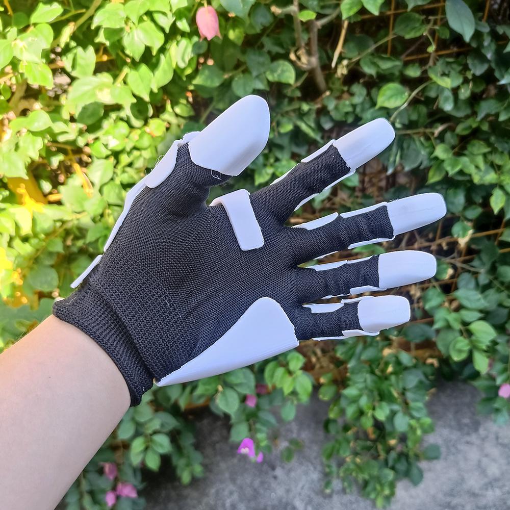 Guanti meccanici, realizzati in materiale PETG stampato in 3D, sono flessibili e hanno un aspetto molto meccanico. Adatto per il cosplay.