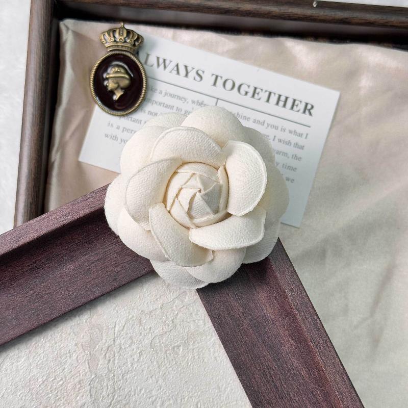 High-Fashion Große Blumenanstecker, Stoff Kamelien Schalspange, Broschen für Damen für Mantel-Outfits und Stilvolle Accessoires.
