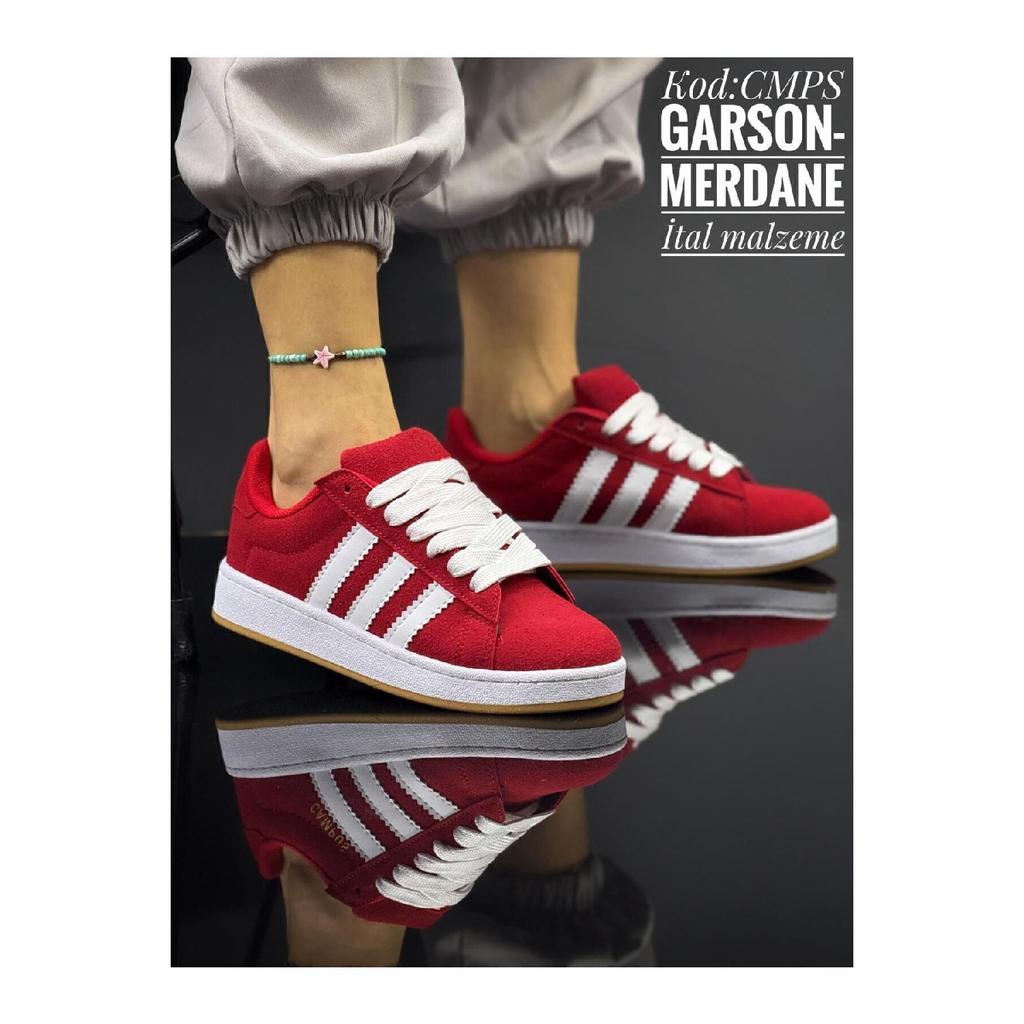 Calçados esportivos pretos simples e elegantes - listras brancas, uso casual e esportivo