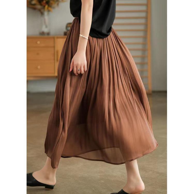 Элегантная и модная макси-юбка песочного цвета с высокой талией и складками на лето — фото 4