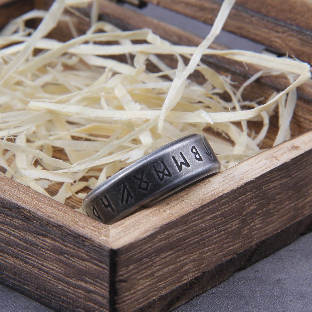 316L rostfritt stål Odin Norse Vikingamulet Rune Modestil män och kvinnor modeord RETRO Ringar Smycken med trälåda
