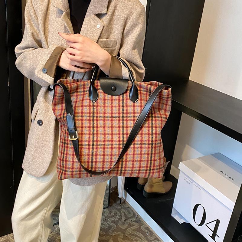 2024 Women's Trendy Woolen Large-Capacity Messenger Tote for Autumn/Winter - Versatile College Handbag