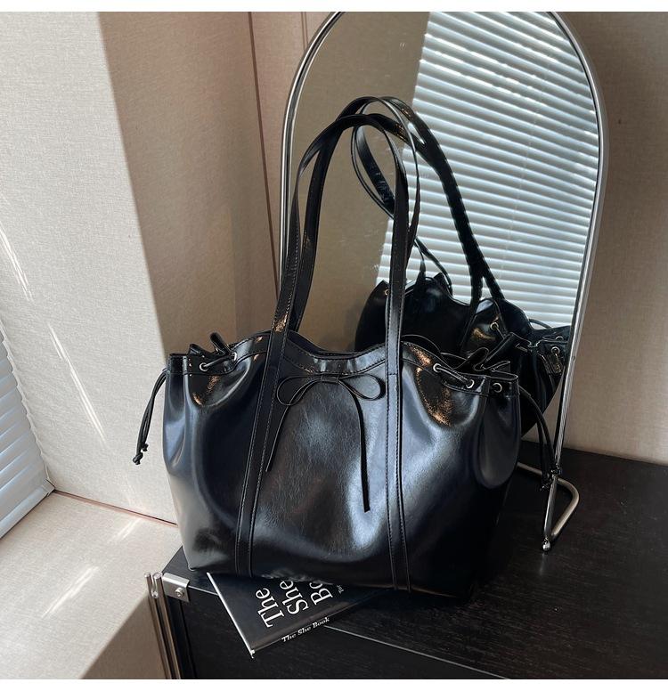 

Retro pleated cloud bag 2025 new versatile commuter tote bag large capacity shoulder armpit bag