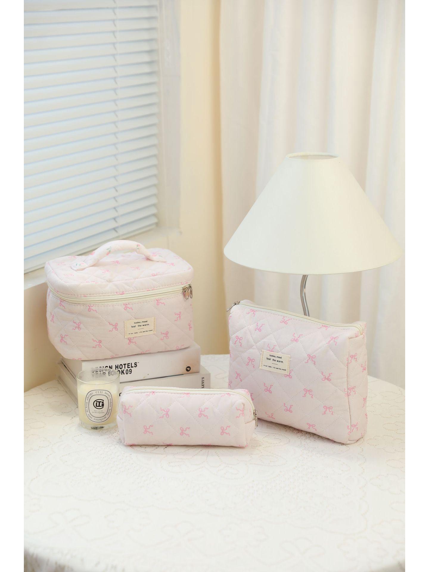 

Косметичка з стьобаної бавовни великої місткості з квітковим принтом - Портативна та мила для подорожей або студентського використання Large 25*16*16