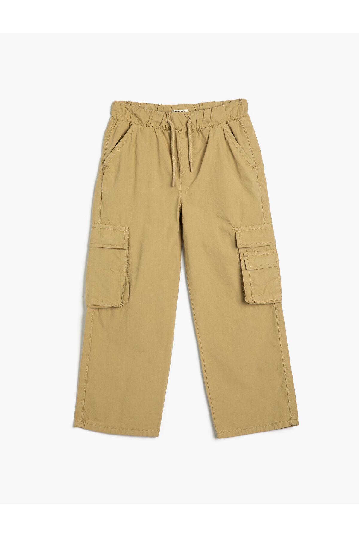 

Брюки-карго с карманами на шнуровке на талии...