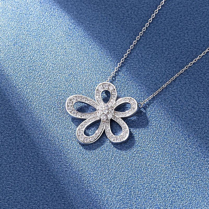 Diamond-encrusted hollow large flower short necklace women's trend niche design clear temperament women's collarbone chain design