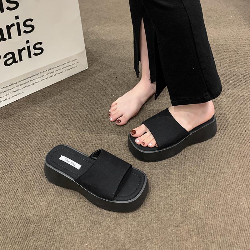 Black thick-soled slippers women s summer outer wear fashionable new style niche non-slip muffin one-word cool slippers 40 чёрный