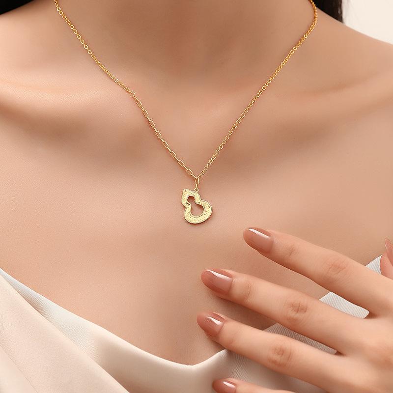 

Сверкающее ожерелье Женское Легкая роскошь Нишевый Полый Кулон-Тыква Аксессуары