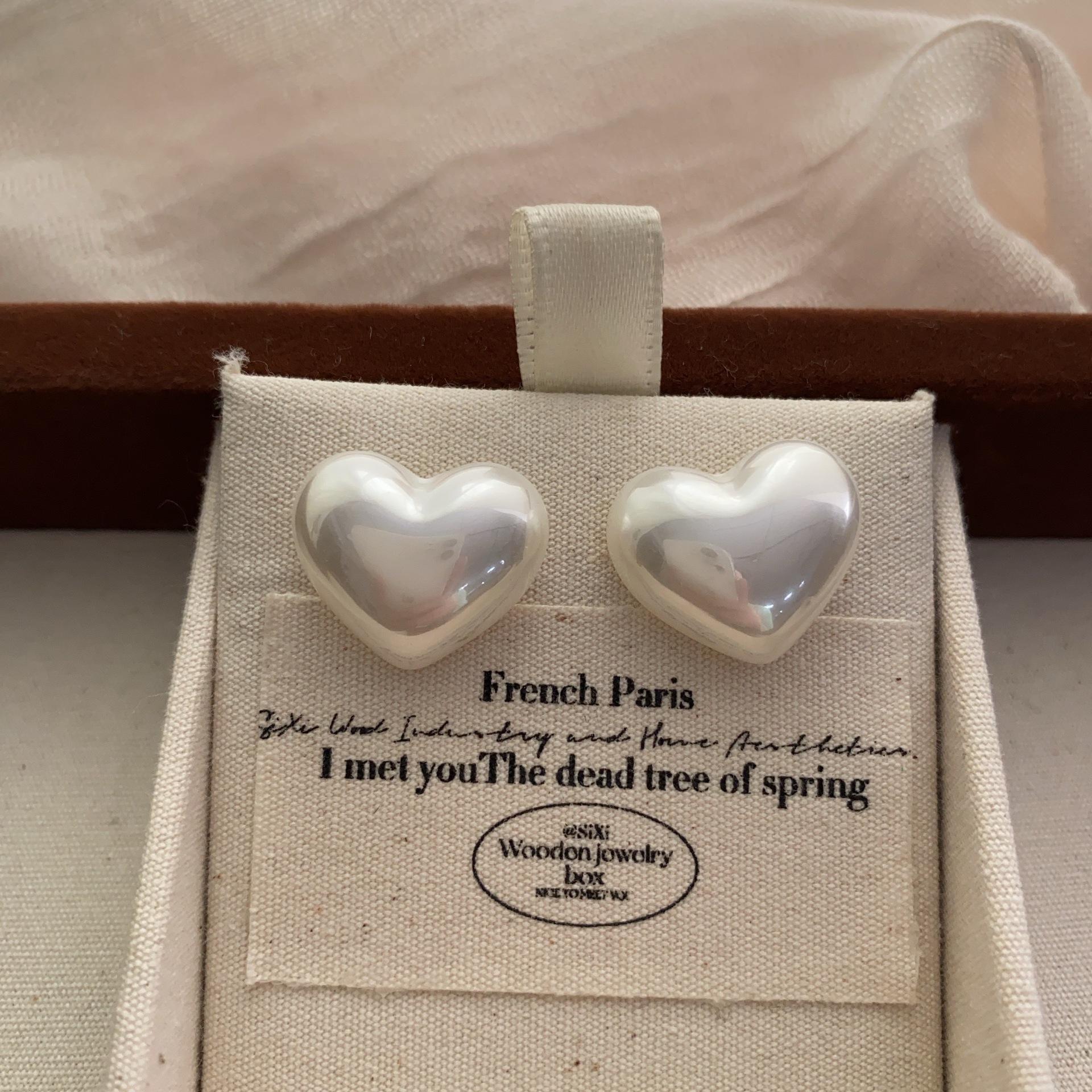 Simple daily light luxury romantic heart-shaped pearl stud earrings temperament niche design fashionable and elegant temperament earrings