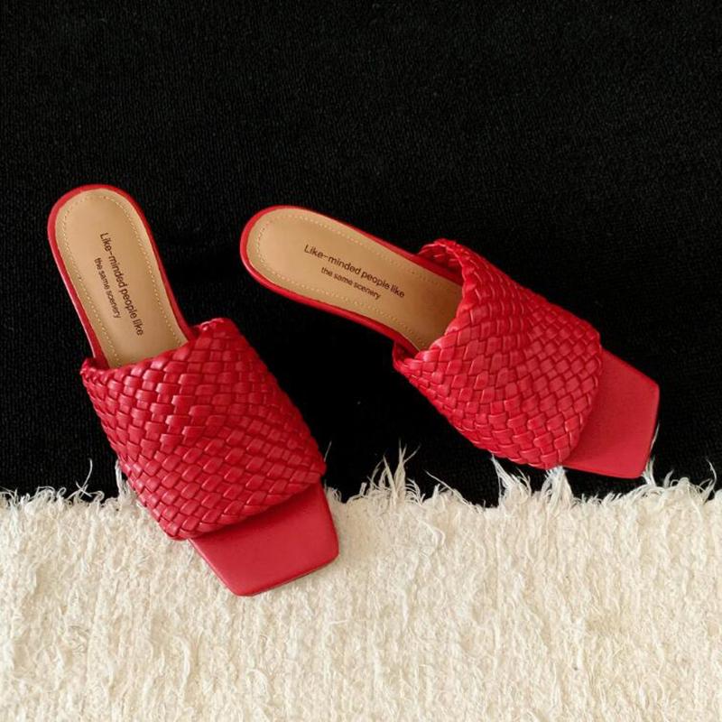 Fashion New Summer Fashion, Lightweight and Anti-slip Flat-bottomed Flip-flops for Women Wearing Thick-soled Wedge Heels T69