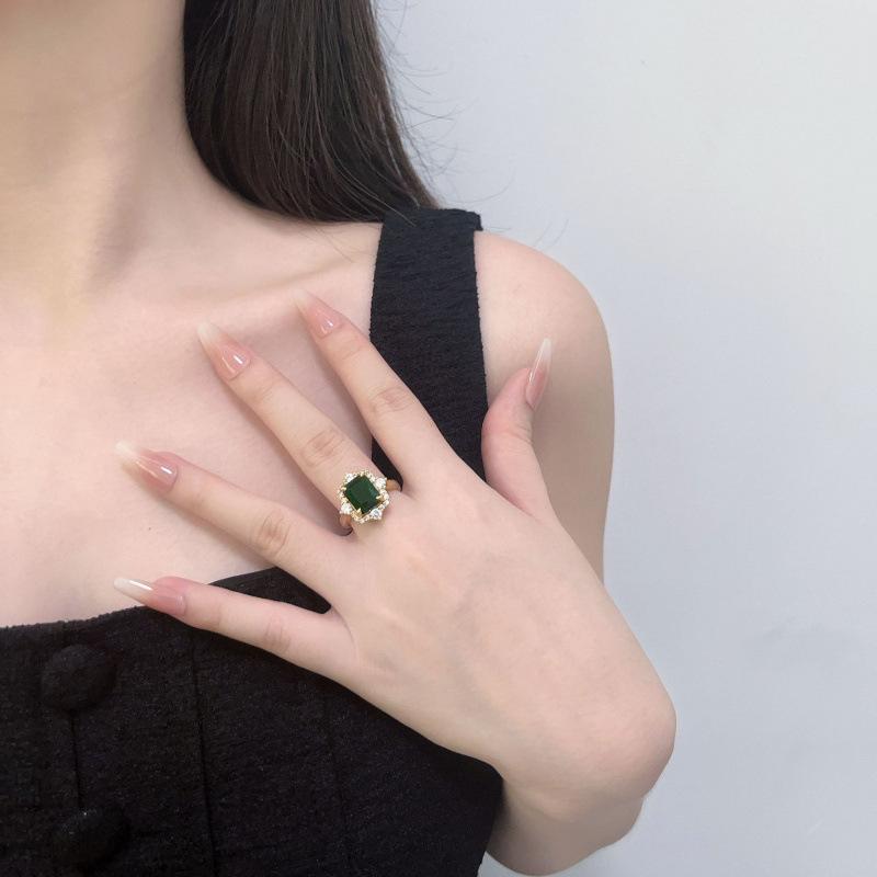

Винтажное кольцо в придворном стиле с изумрудом, полностью усыпанное бриллиантами и цирконами, дизайн в стиле легкой роскоши, красочное сокровище, темпераментное женское кольцо No. 10