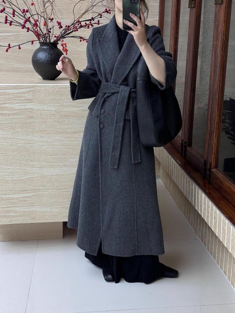 Urban Silhouette: Women's Double-Breasted Wool Coat with Suit Collar, Korean Style Slimming Design for Fall/Winter.