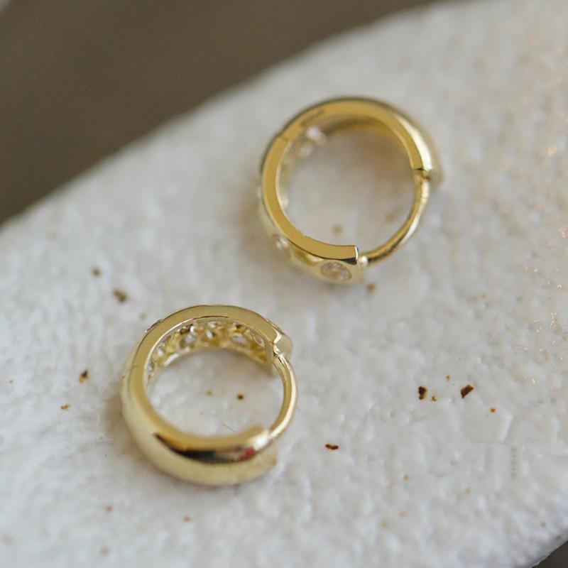 Huitan Kleine Kreis Ohrringe mit Runden Zirkonia Gold Farbe Hoop Ohrringe Modische Frauen Zubehör Heißer Verkauf Schmuck