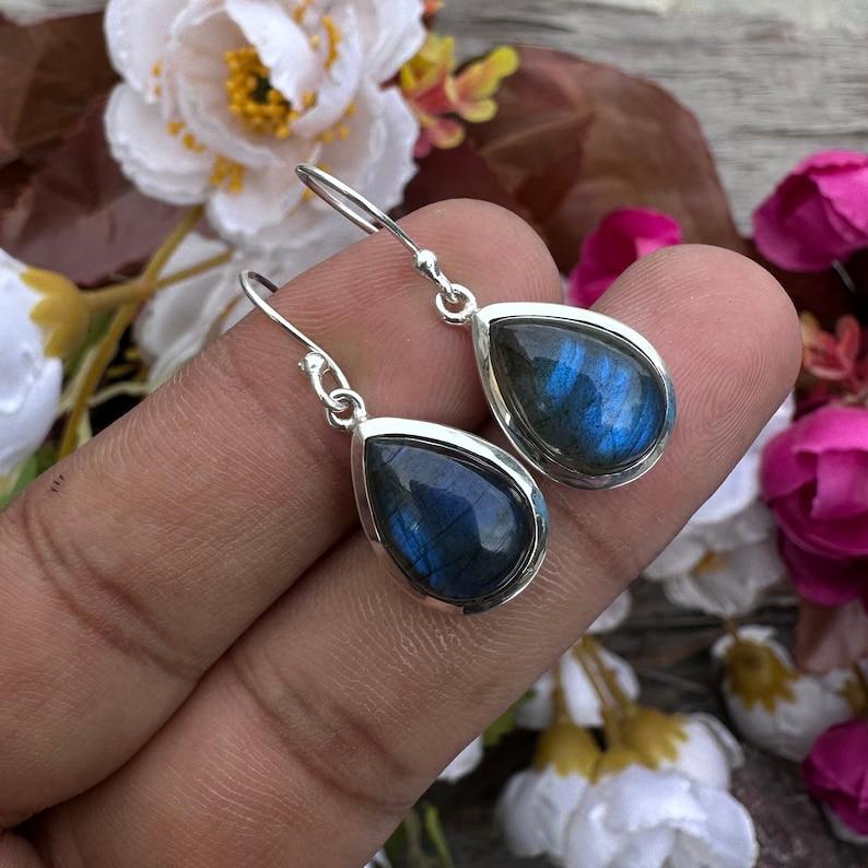 Labradorit Birnen-Edelstein-Ohrring, handgefertigter Ohrring, Geschenkidee für Frauen, schlichter Ohrring, 925 Sterling Silber