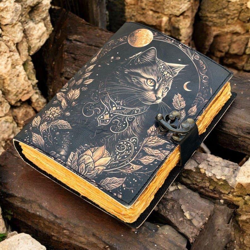 

Leather Journal:Cat Handmade Gothic Grimoire Book of Shadows Print, Blank Spell Book Celestial Cat Leather Journal Gift for Him Her 7 x 5 in - 100 page