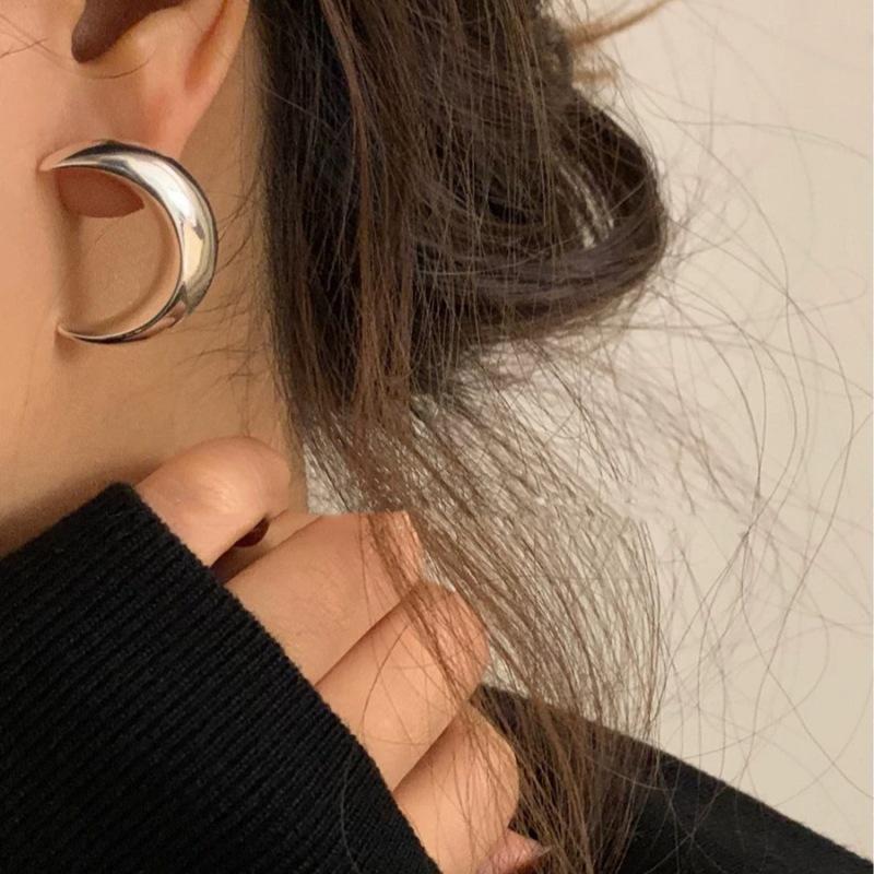European and American Fashion Metal Wind Geometric Moon C-shaped Earrings Women's Niche High-end Stud Earrings Versatile Personality Trendy Earrings
