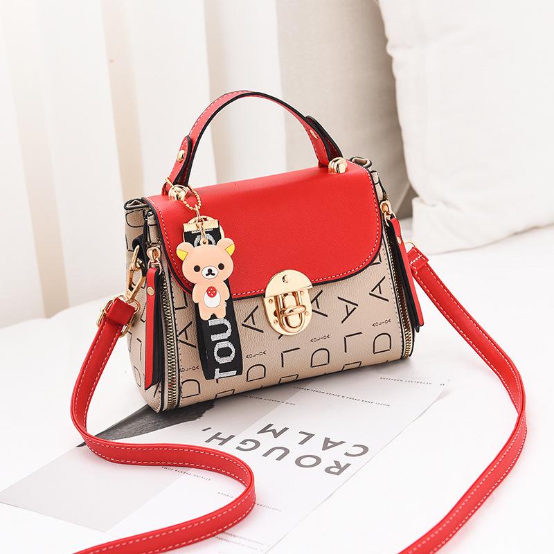 Designer Ladies Small Square Bag New Spring Small Fresh Letter Handbag Fashion Bear Pendant One Shoulder Messenger Bag