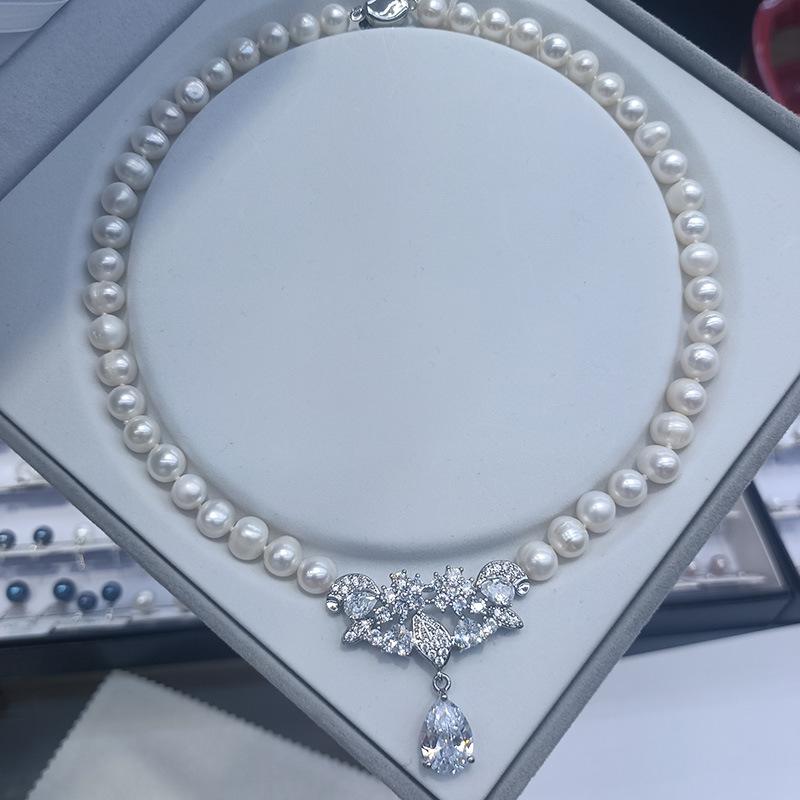 Elegant Korean Style Freshwater Pearl Silver Water Drop Pendant Necklace for Women with Gentle Clavicle Chain and Oval Accent.