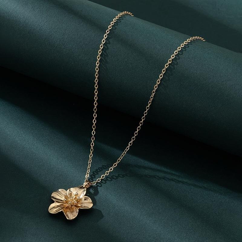 New Fashion Metal Wrinkled Stereoscopic Flowers Pendant Necklace for Women Charm Temperament Clavicle Chain Party Jewelry Gift