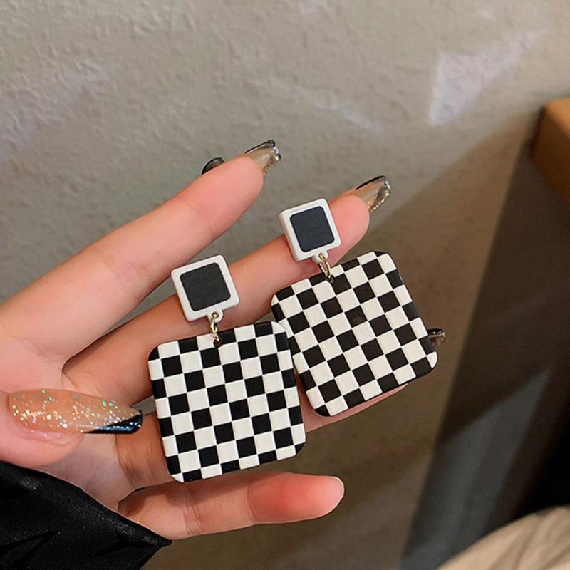 

Черно-белые полосатые геометрические серьги модные простые круглые треугольные серьги нишевые персонализированные серьги