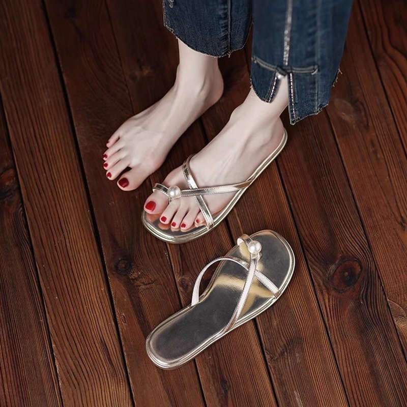 A Versatile Soft-soled Flip-flop for Women A New Style of Fashionable Flat Shoes for Outerwear