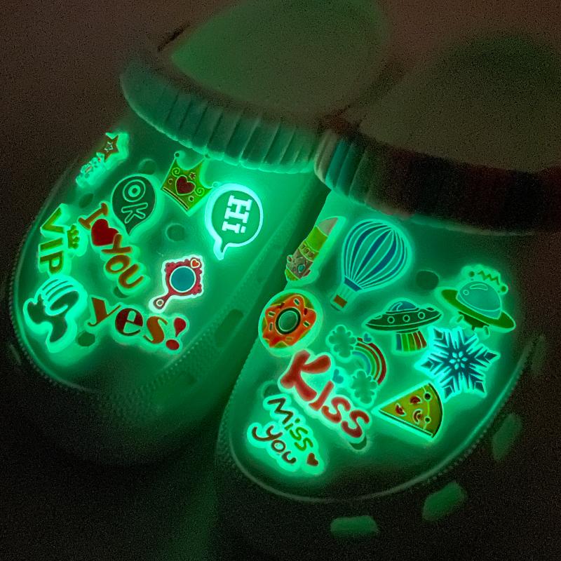 Set Nou de Accesorii Luminoase pentru Pantofi Sandale Tip Croc Decorare Pini Accesorii Pantofi DIY pentru Bărbați Femei Copii Litere Curcubeu Mâncare