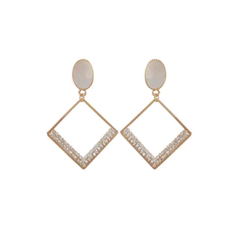 

Серьги-пусеты в корейском стиле из серебра 925 пробы с инкрустацией ракушкой и бриллиантами