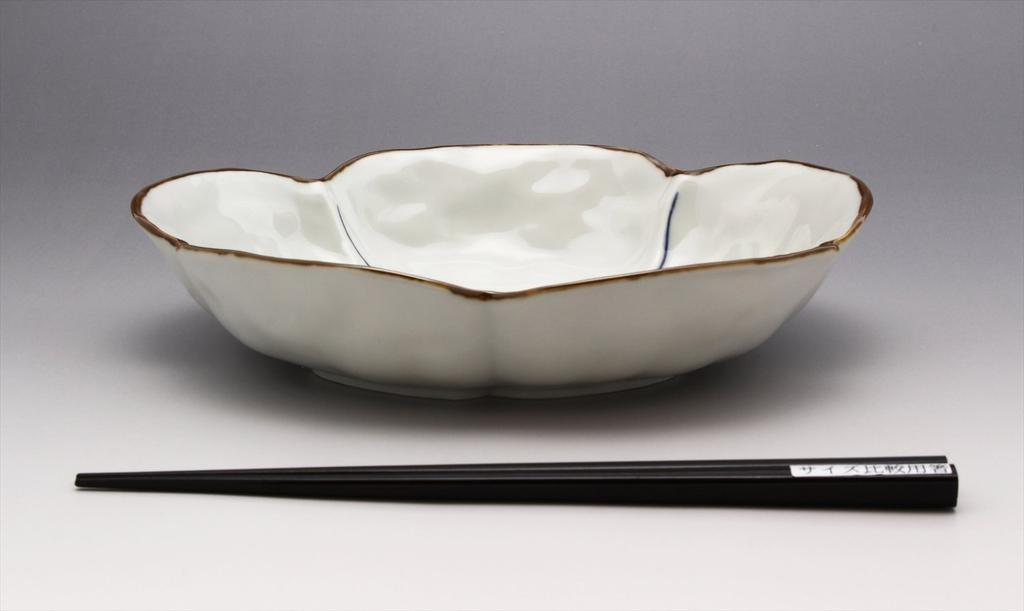 Kyoritsu Pottery White Plate, 22.3cm, Hasami-yaki Yukigama Flower Lovely Design, Multi-Purpose Deep Plate, Kure, 19996