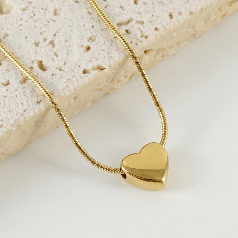 Plated Gold 18k Stainless Steel Heartshaped Alphabet Pendant Necklace For Women Fashionable And Versatile Snake Bone Lett Chain