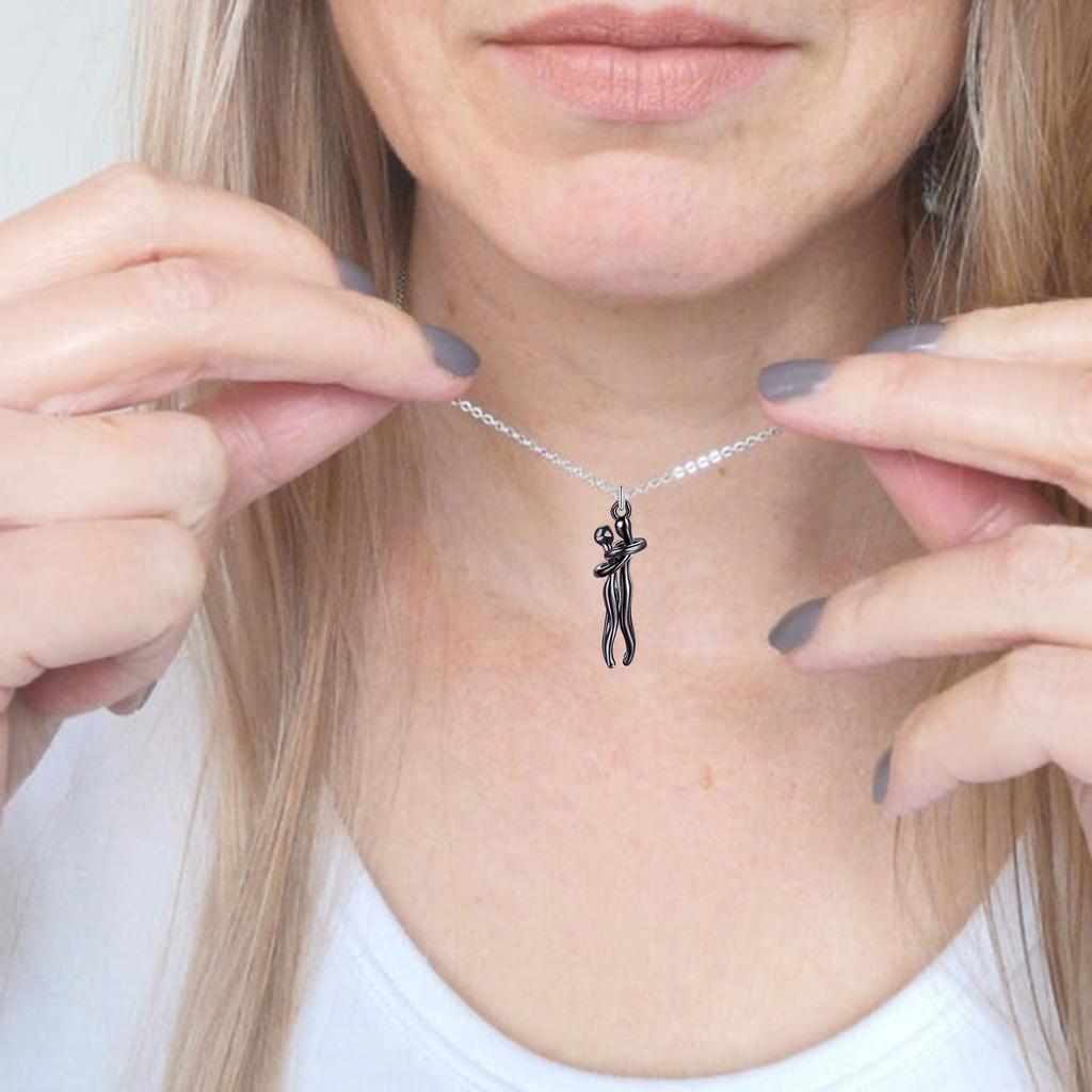 Cadena de gargantilla con colgante y diseño de abrazo de pareja unisex