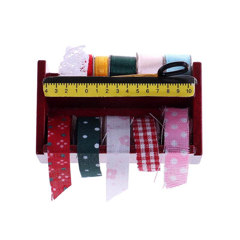 

1:12 миниатюрных кукольных домиков для шитья, катушки ткани с лентой, ножницы для обрезки, полка