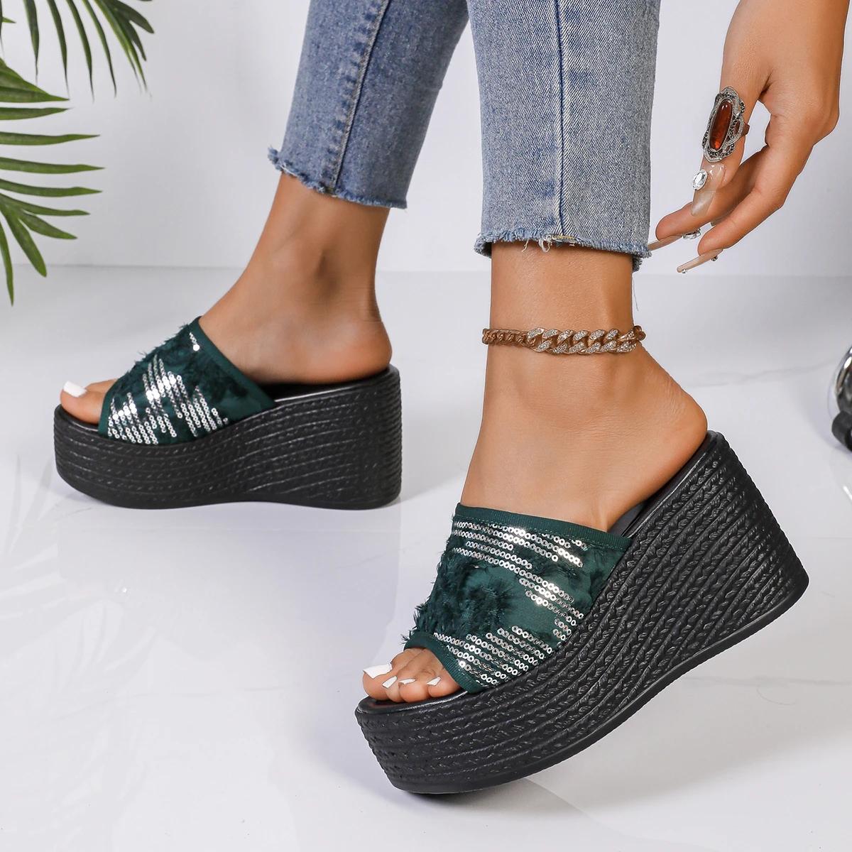 

Новые белые цветочные ажурные женские тапочки на танкетке из искусственной кожи, летние женские тапочки на плоской платформе, резиновые тапочки 43