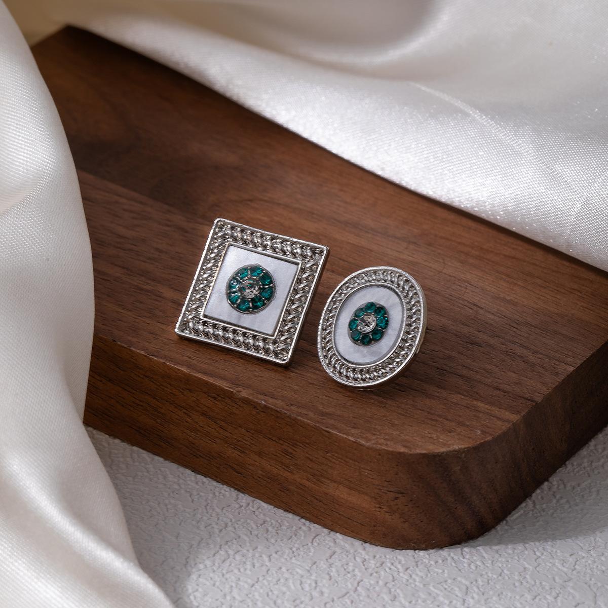 

Medieval Asymmetrical Geometric Flower Diamond Stud Earrings, Retro Niche Design Sense Personalized Light Luxury Earrings