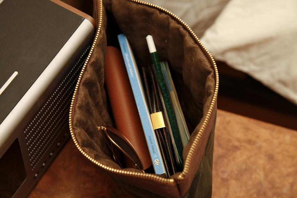 Otis Batterbee A4 Reiseveske med Nettbrett Gull Canvas i Oppbevaring, (A4108) [Laget i England]