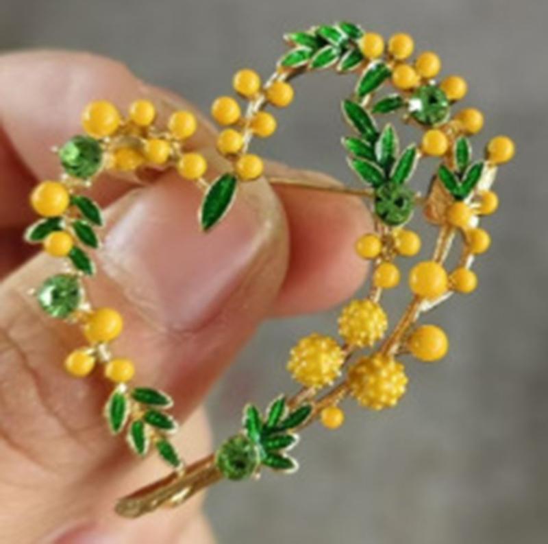 Beautiful Fruit Heart Brooch Party Office Pins Fashion Lapel Pin Alloy Texture Suitable for Women and Unisex Present