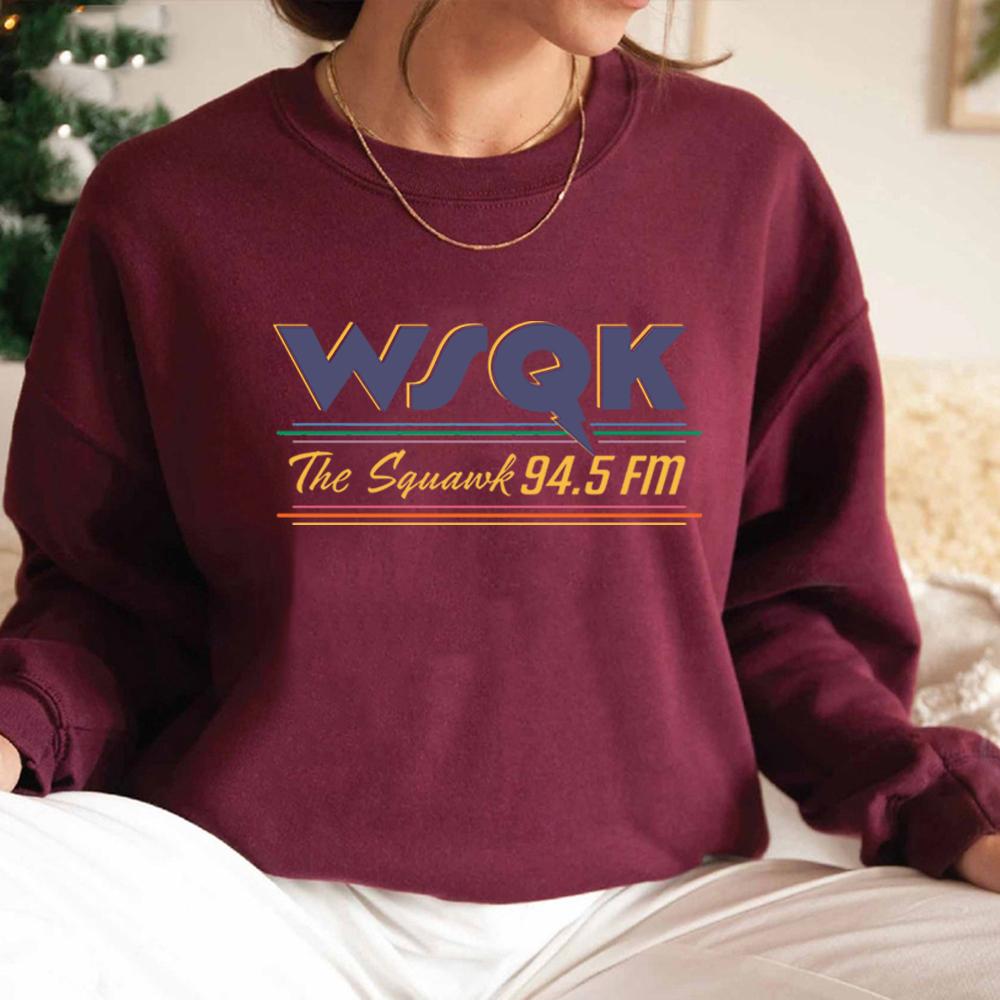 WSQK Радиостанция The Squawk 945 FM Толстовка Унисекс с длинным рукавом Винтажный Графический Свитшот с круглым вырезом Ретро Мерч Wsqk L бордовый 1450₽