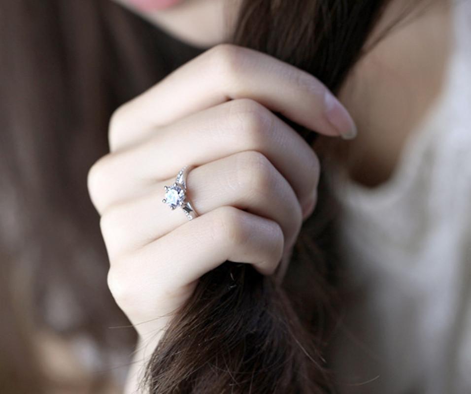 Luxury 925 Silver Classic Ring for Women Six Claw Jewelry Simple 70ct Diamond Ring Imitation Diamond Women's Ring