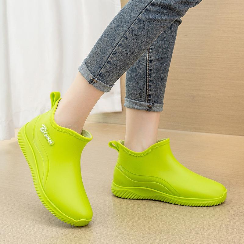 Men's and women's water shoes short tube thickened non-slip rubber shoes fashion shoes Martin snow kitchen waterproof boots couple rain shoes
