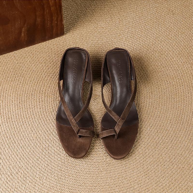 Beautiful slope heel flip-flops for women in summer wear new high-end seaside beach toe cold slippers