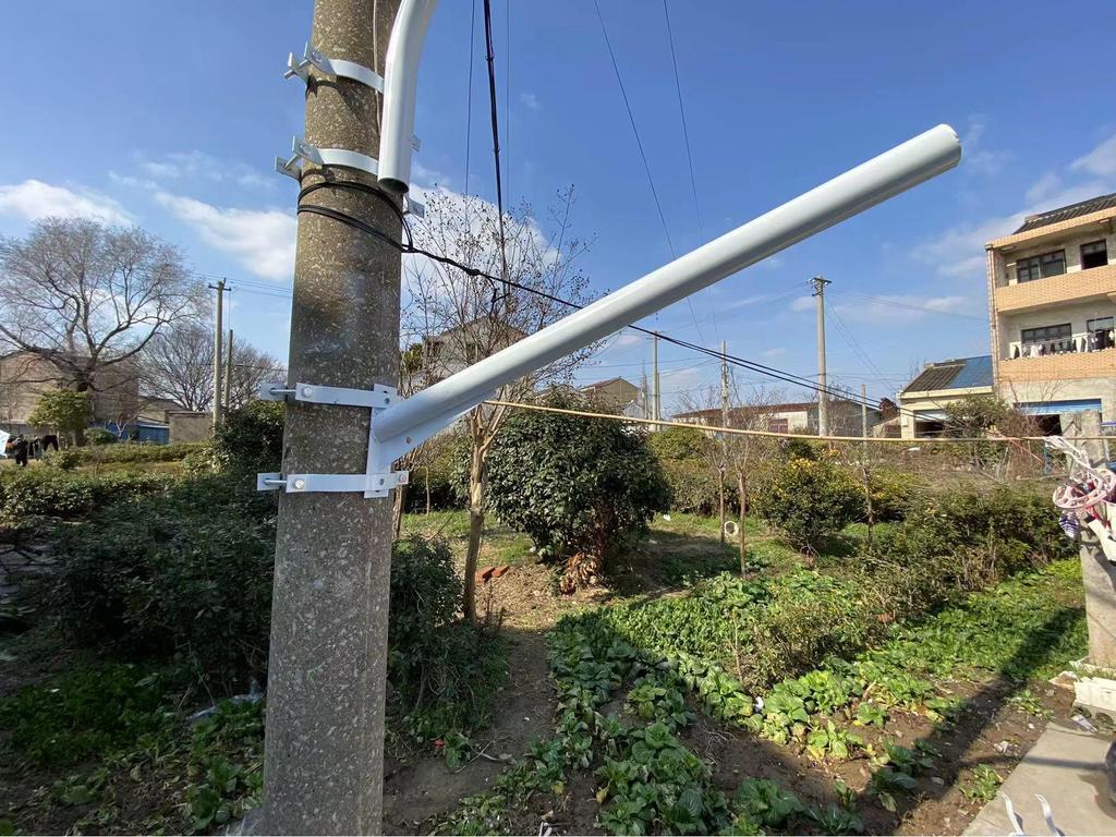 Wall-Mounted Cantilever Streetlight for Courtyard and Utility Pole
