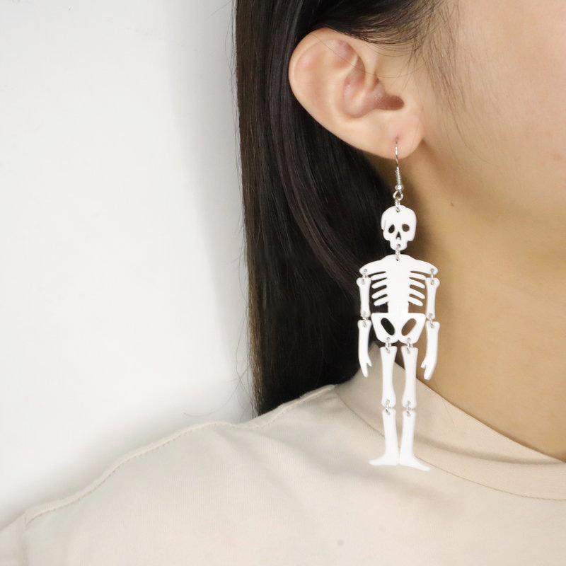 

Белые серьги-подвески со скелетом Уникальный дизайн Альтернативные серьги Белые акриловые серьги с черепом