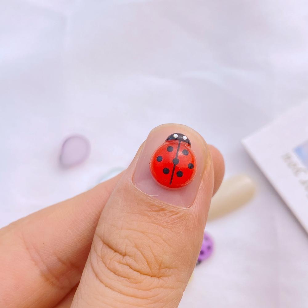 50 Stück Neue Süße Harz 8*10mm Mini Siebenstern Marienkäfer Serie Flache Rückseite Maniküre Teile Verzierungen Für Haarspangen Accessoires