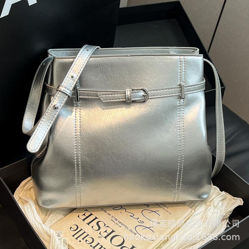 This year's popular bags, bucket bags, large-capacity women's 2025 new retro versatile spring and summer shoulder bags