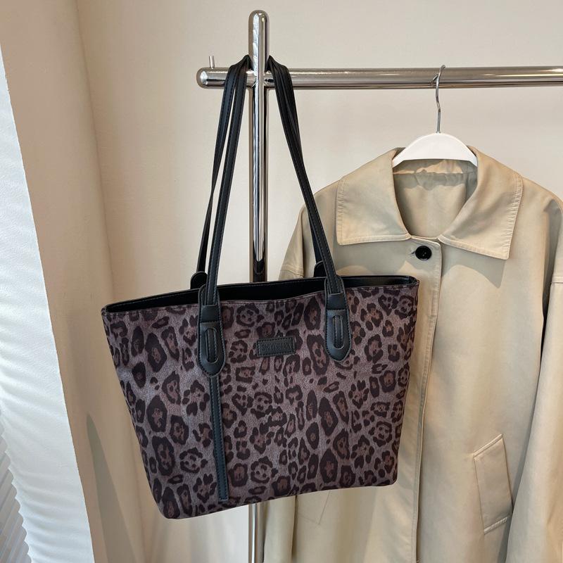 Large capacity bag 2025 new versatile student class commuting shoulder bag women's bag high-end leopard print tote bag