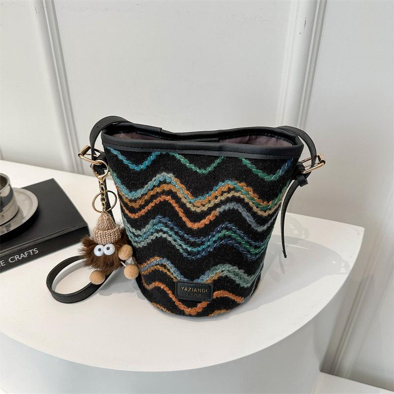 

Корейский стиль Персонализированная сумка через плечо женская новая модная простая сумка-ведро повседневная контрастная сумка через плечо женская сумка with pendant